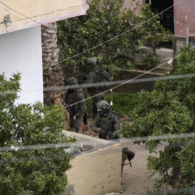 Israeli army besieges homes of fugitives in West Bank raid